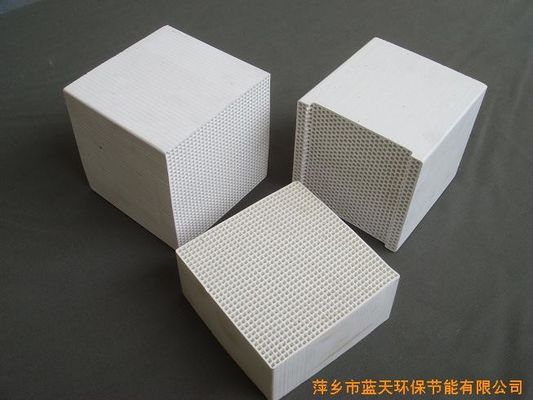 Κίνα Κεραμικά πυρίμαχα τούβλα κυψελωτών φούρνων πιάτων για τον υπέρυθρο καταλυτικό καυστήρα αερίου προμηθευτής